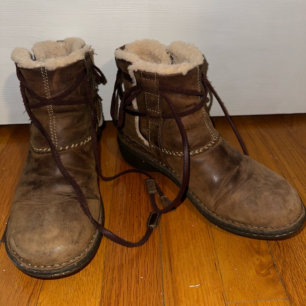 UGG Cove Winter Ankle Boots Womens Size 7 EUR 38 Brown Leather Wraparound Lace